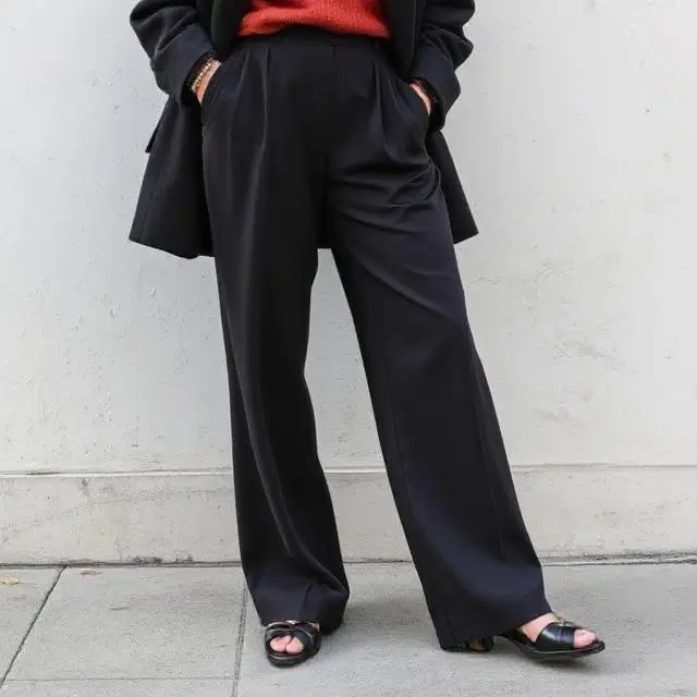 The structured fall of wide-leg trousers
